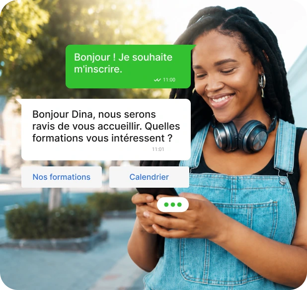 Future étudiante demandant des informations sur les cours d'une école sur WhatsApp.