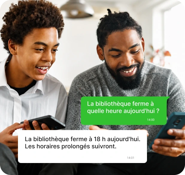 Étudiant et parent demandant les horaires de la bibliothèque du campus sur WhatsApp.