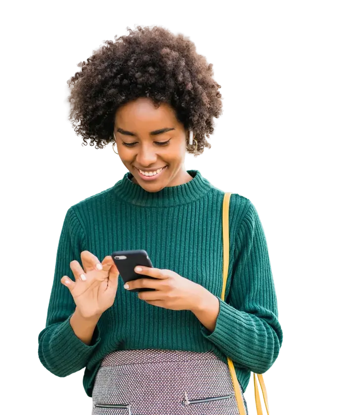 Cliente souriante utilisant WhatsApp sur un téléphone.