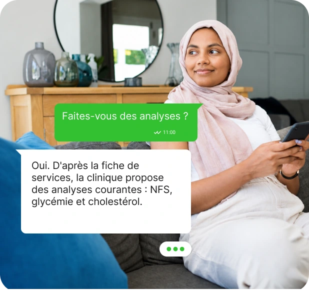 Patient écrivant à une clinique sur WhatsApp à propos d'analyses médicales.