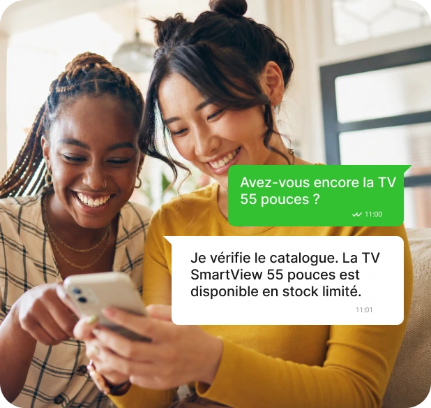 Deux clientes demandant sur WhatsApp la disponibilité d'un téléviseur.