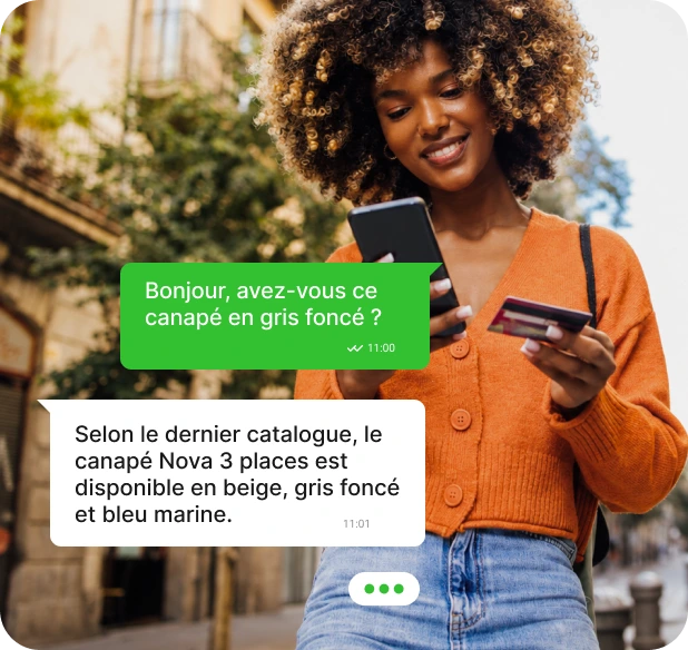 Cliente demandant sur WhatsApp si un canapé est disponible en gris foncé.