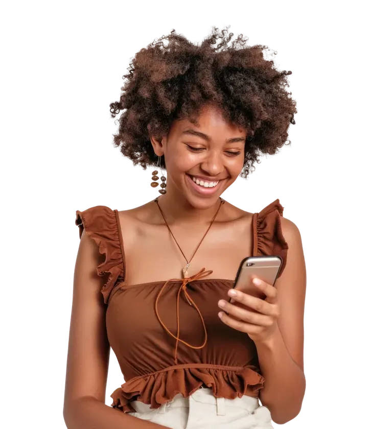 Cliente souriante tenant un téléphone.